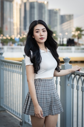 户外栏杆穿着千鸟格百褶裙的美女图片